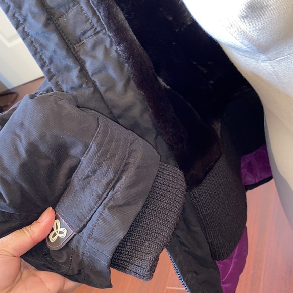 LIKE NEW ARITZIA SUMMIT PARKA - Picture 11 of 11